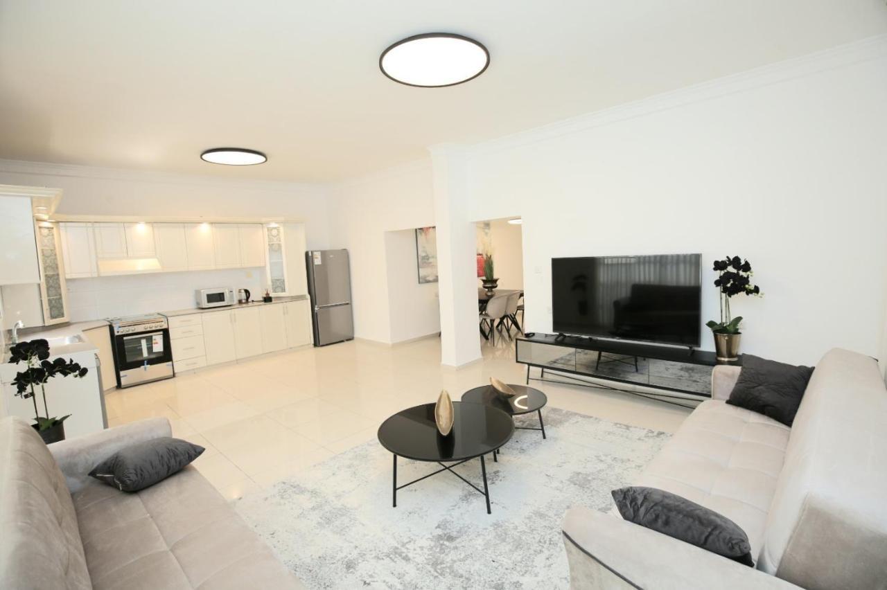City Center Luxury Apartment In Нетания Экстерьер фото