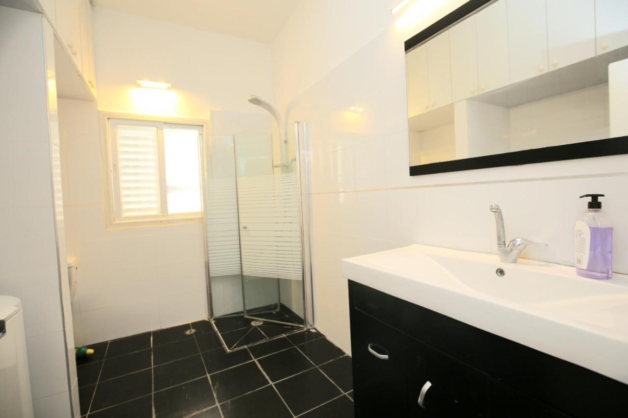 City Center Luxury Apartment In Нетания Экстерьер фото